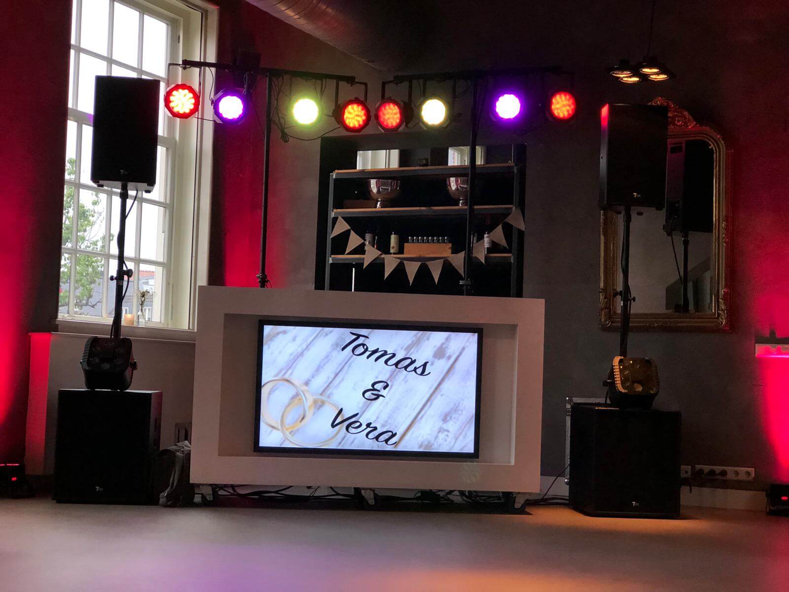Lummix Licht en Geluid - DJ booth wit met 55 inch scherm